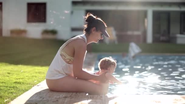 Parent Holding Infant Baby Swimming Pool Summer Vacations — Vídeo de Stock