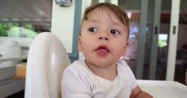 Bayi Manis Kursi Tinggi Memegang Jagung Sementara Makanan Orang Tua — Stok Video