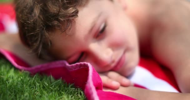 Боязливый Мальчик Лежащий Улице Траве Созерцательный Заботливый Ребенок — стоковое видео