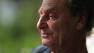 Sunlight Park 'ın dışında yaşlı birinin portresi.