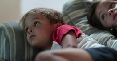 Abim ve ablam geceleri kanepede uzanmış televizyon izliyorlardı.