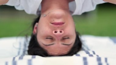 Kadın baş aşağı meditasyon yapıyor, amuda kalkıyor. Odaklanmış kadın amuda kalkıyor.