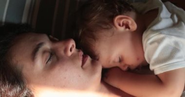 Anne ve bebek öğle uykusu