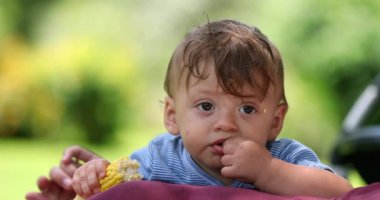 Dışarıda sevimli şirin bebek bebek var.