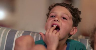 Gizli çocuk geceleri kanepede televizyon seyrediyor.