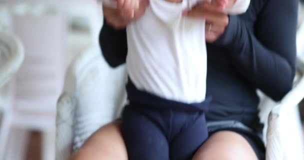 Anne Kucak Açmak Için Bebek Seçiyor Yeni Yürümeye Başlayan Bebeğin — Stok video