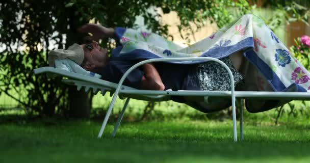 Senior Retired Man Resting Tree Older Person Sleeping Outdoors — Vídeo de Stock