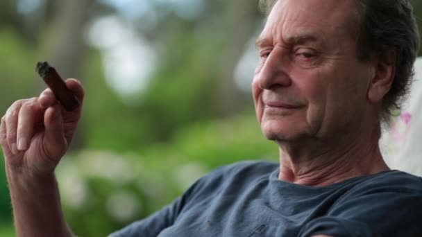Glücklich Schöner Älterer Mann Vor Porträt Lächelnd — Stockvideo