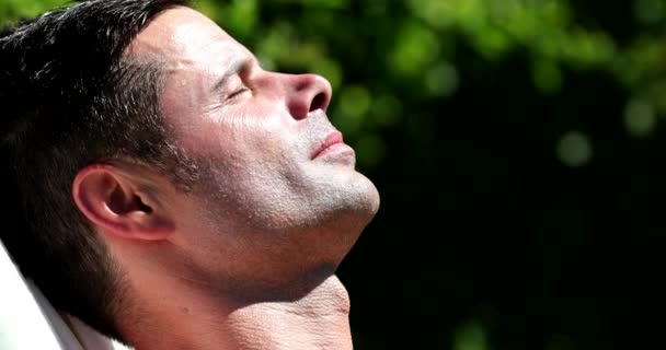 Профиль Красивого Мужчины Наслаждающегося Летними Каникулами Загорающего Солнце Наслаждающегося Отдыхом — стоковое видео