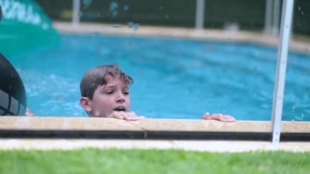 Děti Hrají Bazénu Sourozenecký Šikanující Bratr Drží Bazénu — Stock video