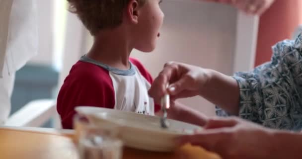 真实坦率的父母喂养幼儿的男孩 妈妈喂小扁豆 — 图库视频影像