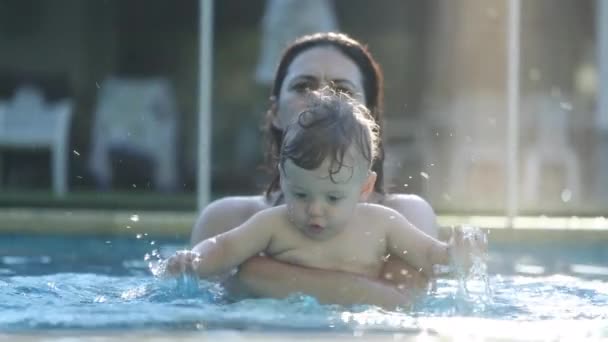 Mãe Segurando Bebê Brincalhão Infantil Dentro Piscina Criança Espirrando Água — Vídeo de Stock