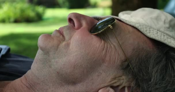 大一点的休息休息在外面打盹 老年人睡觉时戴着帽子蒙面 — 图库视频影像