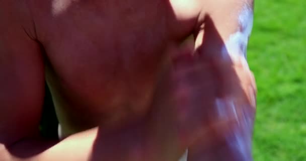 在儿童身上涂防晒防晒霜 — 图库视频影像
