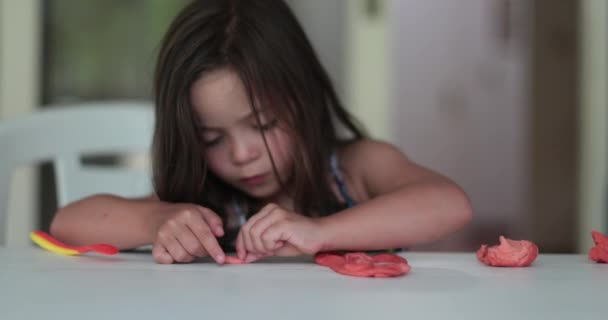 Kleines Mädchen Spielt Mit Spielteig Ton — Stockvideo