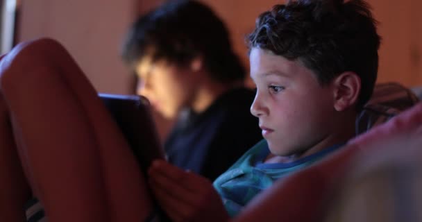 Niños Jugando Videojuegos Tableta Por Noche — Vídeo de stock