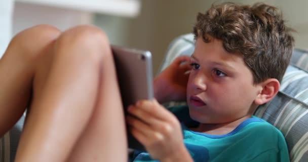 Niño Usando Tableta Sofá Niño Cándido Jugando Navegando Por Internet — Vídeo de stock