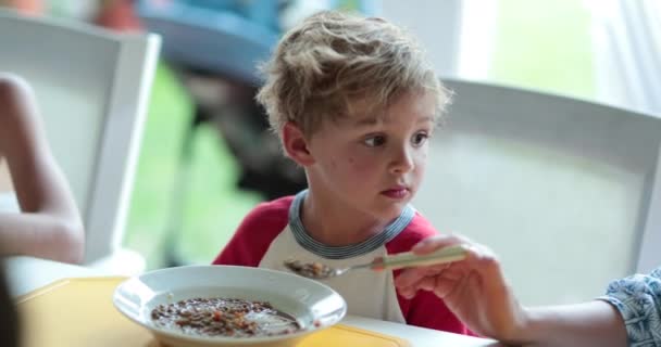 Ehrliche Authentische Eltern Füttern Kleinkind Baby Boy Abendbrot — Stockvideo