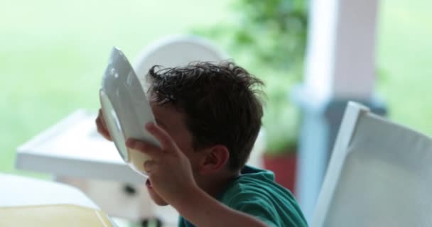 Autentyczny Chłopiec Dziecko Wykończenie Talerz Żywności Głodny Dzieciak Lizanie Talerz — Wideo stockowe