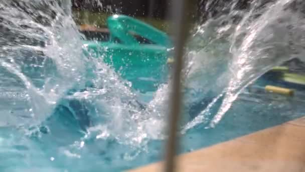 Enfant Plongeant Dans Eau Piscine Gamin Qui Saute Dans Eau — Video