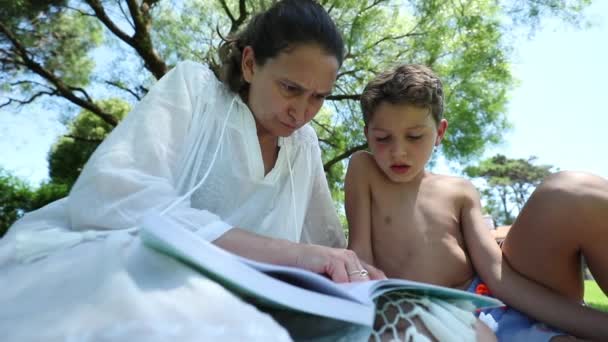 Matka Uczy Syna Czytać Czytanie Rodziców Dzieckiem Świeżym Powietrzu — Wideo stockowe