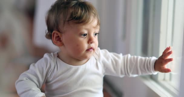 Baby Kijkt Uit Het Raam Baby Met Hand Glas Staren — Stockvideo