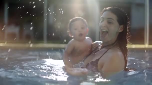 Bebê Feliz Com Mãe Unindo Piscina Espirrando Água Sentindo Feliz — Vídeo de Stock