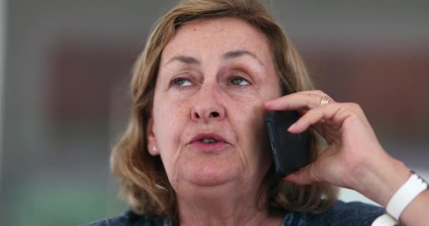 Candid Casual Senior Woman Speaking Smartphone Conversation — Vídeo de Stock