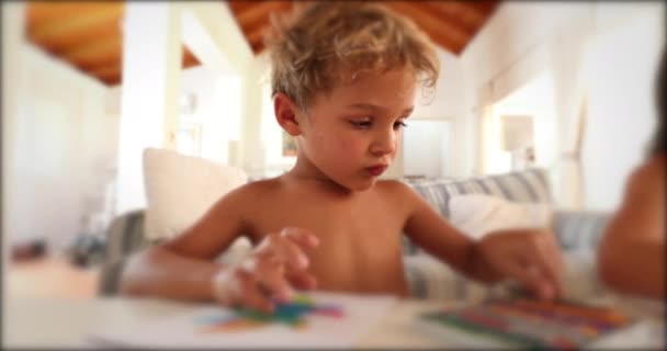 Παιδί Βάζοντας Μακριά Μαρκαδόρους Και Στυλό Χρώμα Σηκώνεται Σκίτσο — Αρχείο Βίντεο