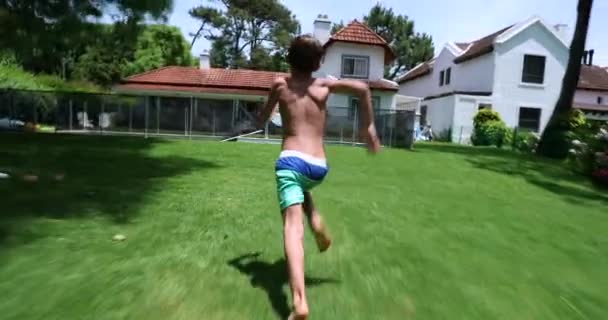 옥외에서 수영장으로 뛰어드는 어린이달리기 — 비디오
