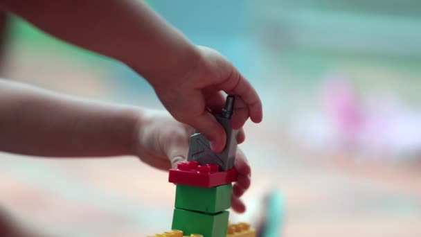 Mãos Criança Brincando Com Blocos Construindo Peças Criança Aprendendo Criando — Vídeo de Stock