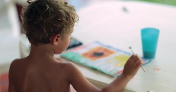 Kleinkind Junge Malerei Mit Pinsel Kind Zeichnet Aquarell — Stockvideo