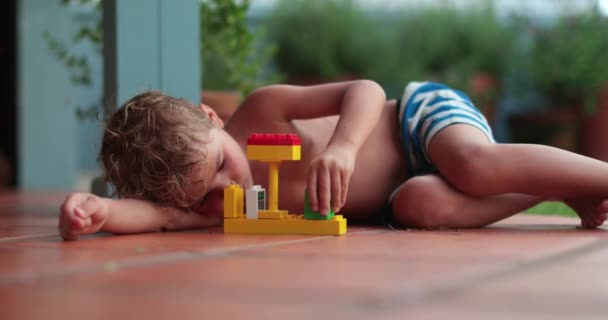 Leksaksbarn Leker Ensam Med Buillding Block Utomhus Sommardagen — Stockvideo