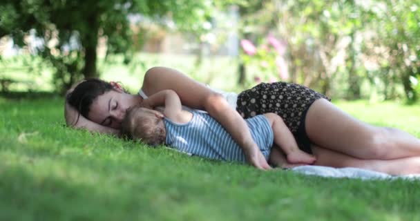 Mãe Bebê Deitados Grama Juntos Descansando Rompimento Sincero Entre Pais — Vídeo de Stock