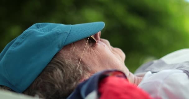 Senior Retired Man Resting Older Person Sleeping Napping Outdoors — ストック動画