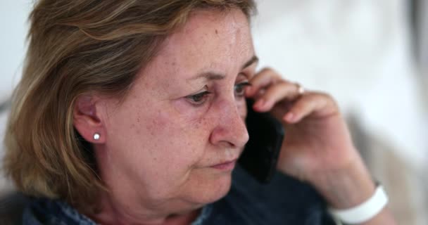 年配の女性が電話で話している 携帯電話で話してる女性 — ストック動画