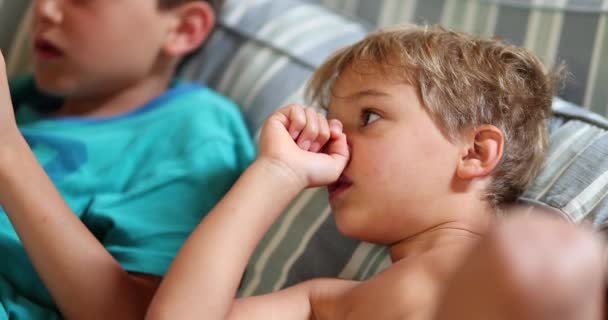 Jeune Frère Tout Petit Regardant Frère Âgé Jouer Utiliser Appareil — Video