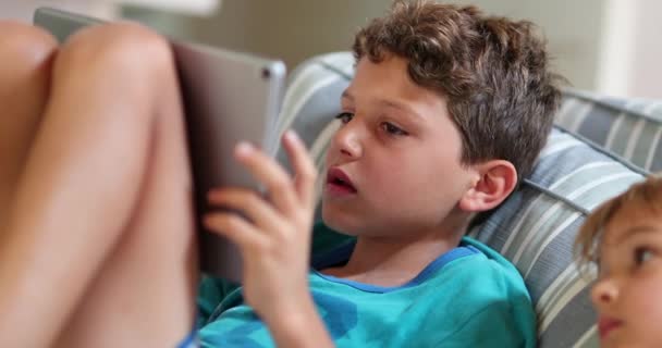 Bambino Gioco Sul Dispositivo Tablet Giovane Ragazzo Ipnotizzato Dal Videogioco — Video Stock