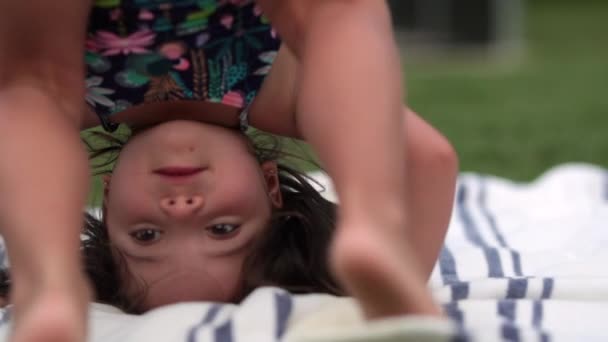 Menina Criança Fazendo Somersault Fora — Vídeo de Stock