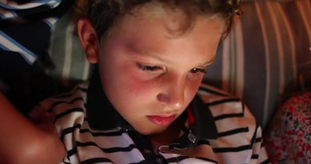 Kind Nutzt Tablet Gerät Bei Nächtlichem Bildschirm — Stockvideo