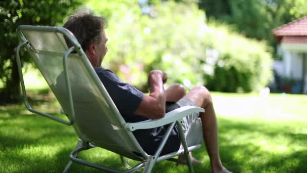 Hombre Mayor Descansando Afuera Jardín Casa Del Patio Trasero Hombre — Vídeos de Stock