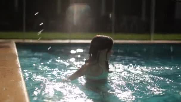 Menina Criança Pequena Beira Piscina Durante Dia Quente Verão — Vídeo de Stock