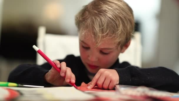 Junge Zeichnet Mit Rotem Stift Auf Papier Ehrliche Fantasievolle Kreative — Stockvideo