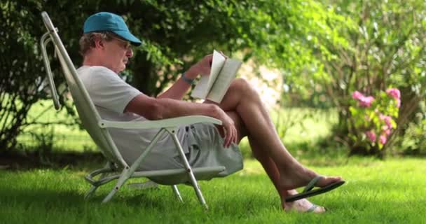 Person Reading Book Park Retired Man Enjoying Story — Αρχείο Βίντεο