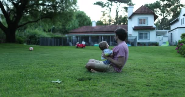 Pai Brincando Com Bebê Bebê Jardim Casa — Vídeo de Stock