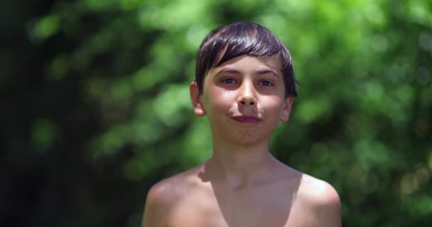 Παιδί Κάνει Αντίχειρες Έξω Ευτυχισμένο Νεαρό Αγόρι Σηματοδοτώντας Θετικό Αντίχειρα — Αρχείο Βίντεο