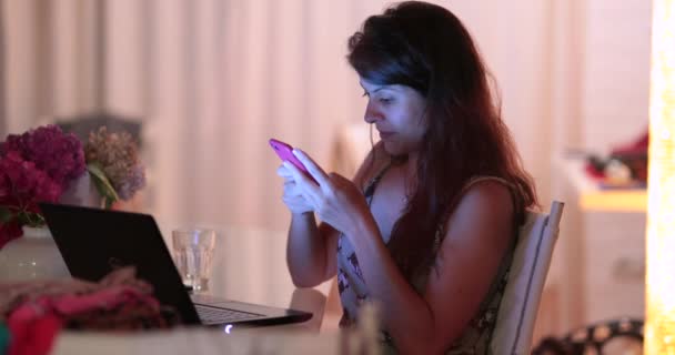 집에서 밤늦게 일하는 휴대폰 노트북 컴퓨터 앞에서 수있는 — 비디오