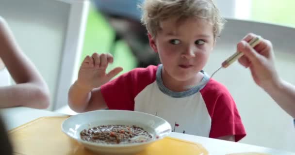 Ehrliche Eltern Ernähren Kleinkind Beim Abendessen — Stockvideo