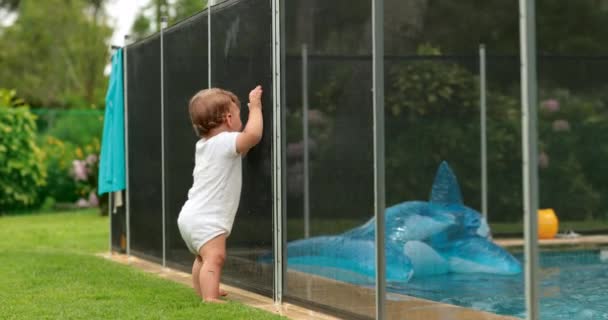 Baby Leaning Swimming Pool Fence Protection Infant Standing Safety Gate — Αρχείο Βίντεο