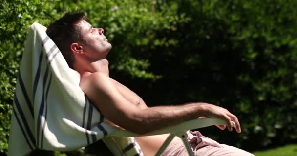 Man Liggend Buiten Zonnebaden Tijdens Zomerdag — Stockvideo